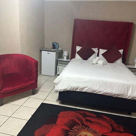 Super Classic Guest House Pretoria-Noord Extérieur photo