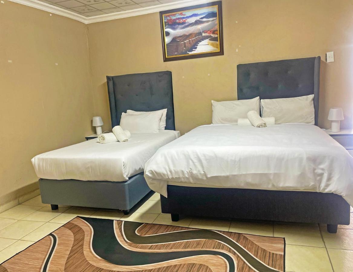 Super Classic Guest House Pretoria-Noord Extérieur photo